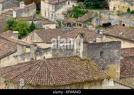 SAINT-EMILION, FRANKREICH - 07. SEPTEMBER 2017: Luftaufnahme der Ziegeldächer in dieser hübschen Stadt Stockfoto