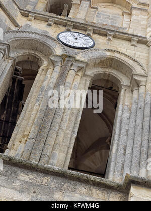 SAINT-EMILION, FRANKREICH - 07. SEPTEMBER 2017: Uhr im Glockenturm der monolithischen Kirche Stockfoto