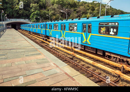 Kiew, Ukraine - September 20, 2017: merto Waggons in der Nähe der Tunnel Exit Stockfoto