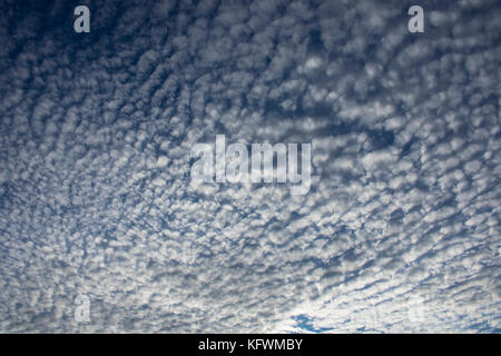 Vereinzelte Wolken im Himmel über London Stockfoto