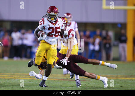 TEMPE, AZ - 28. Oktober: Ronald Jones II (25) des USC Trojans läuft der Ball bei einem Fußball-Spiel zwischen den USC Trojans und die ASU Sonne-teufel am 28. Oktober 2017 An der Sun Devil Stadium in Tempe, Arizona. Jordon Kelly/CSM Stockfoto