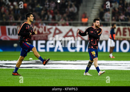 Athen, Griechenland. 31. Oktober 2017. Luis Suarez (L) und Lionel Messi aus Barcelona wärmen sich vor dem Champions-League-Fußballspiel zwischen Olympiacos FC und FC Barcelona im Karaiskakis-Stadion in Piräus bei Athen (Griechenland) am 31. Oktober 2017 auf. Quelle: Angelos Tzortzinis/dpa/Alamy Live News Stockfoto