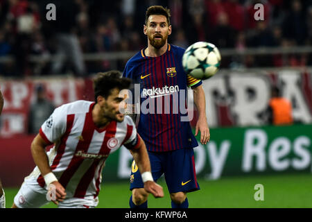 Athen, Griechenland. 31. Oktober 2017. Konstantinos Fortounis von Olympiacos und Samuel Umtiti vom FC Barcelona wetteifern um den Ball während des Champions-League-Fußballspiels zwischen Olympiacos FC und FC Barcelona im Karaiskakis-Stadion in Piräus bei Athen, Griechenland, am 31. Oktober 2017. Quelle: Angelos Tzortzinis/dpa/Alamy Live News Stockfoto