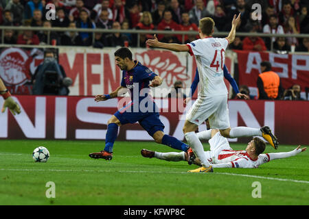 Athen, Griechenland. November 2017. Luis Suarez (L) des FC Barcelona in der Gruppe D, dem Fußballspiel der UEFA Champions League zwischen Olympiacos und dem FC Barcelona im Karaiskaki-Stadion in Piräus bei Athen am 31. Oktober 2017. Quelle: Angelos Tzortzinis/dpa/Alamy Live News Stockfoto