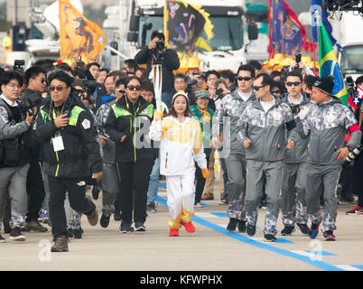 Incheon, Südkorea. November 2017. You Young, 1. November 2017: Der südkoreanische Eiskunstläufer You Young (C), der als erster Fackelträger mit einer olympischen Fackel am Olympic Fackel Relay auf der Incheon Bridge in Incheon, westlich von Seoul, Südkorea. Die olympische Flamme kam am Mittwoch in Incheon, Südkorea an und wird während einer 100-tägigen Tour bis zur Eröffnungszeremonie der Olympischen Winterspiele 2018 in PyeongChang, die 17 Tage lang vom 9. Bis 25. Februar 2018 stattfinden werden, durch das Land geführt. Quelle: Lee Jae-won/AFLO/Alamy Live News Stockfoto