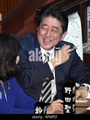 Tokio, Japan. November 2017. Premierminister Shinzo Abe hat einen leichten Moment, bevor er am Mittwoch, den 1. November, in einer Sondertagung in Tokio als japanischer Führer wiedergewählt wurde. Nach einem Erdrutschsieg bei den parlamentswahlen vom 22. Oktober stimmten beide Kammern dafür, Abe, den 63-jährigen Falken-Präsidenten der herrschenden Liberaldemokratischen Partei, für eine dritte Amtszeit seit Dezember 2012 als japanischen Premierminister zu behalten. Quelle: Natsuki Sakai/AFLO/Alamy Live News Stockfoto