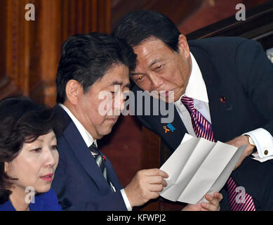 Tokio, Japan. November 2017. Premierminister Shinzo Abe hat einen leichten Moment, bevor er am Mittwoch, den 1. November, in einer Sondertagung in Tokio als japanischer Führer wiedergewählt wurde. Nach einem Erdrutschsieg bei den parlamentswahlen vom 22. Oktober stimmten beide Kammern dafür, Abe, den 63-jährigen Falken-Präsidenten der herrschenden Liberaldemokratischen Partei, für eine dritte Amtszeit seit Dezember 2012 als japanischen Premierminister zu behalten. Quelle: Natsuki Sakai/AFLO/Alamy Live News Stockfoto