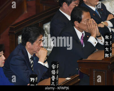 Tokio, Japan. November 2017. Premierminister Shinzo Abe hat einen leichten Moment, bevor er am Mittwoch, den 1. November, in einer Sondertagung in Tokio als japanischer Führer wiedergewählt wurde. Nach einem Erdrutschsieg bei den parlamentswahlen vom 22. Oktober stimmten beide Kammern dafür, Abe, den 63-jährigen Falken-Präsidenten der herrschenden Liberaldemokratischen Partei, für eine dritte Amtszeit seit Dezember 2012 als japanischen Premierminister zu behalten. Quelle: Natsuki Sakai/AFLO/Alamy Live News Stockfoto