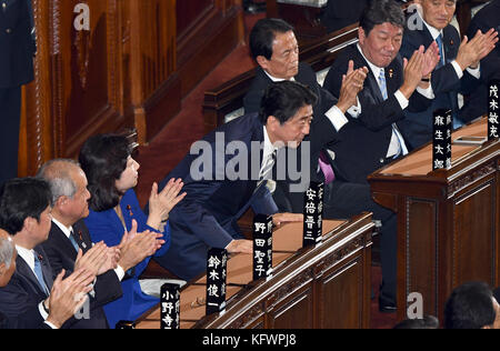 Tokio, Japan. November 2017. Premierminister Shinzo Abe verbeugt sich, nachdem er am Mittwoch, den 1. November, in einer Sondertagung in Tokio als japanischer Führer wiedergewählt wurde. Nach einem Erdrutschsieg bei den parlamentswahlen vom 22. Oktober stimmten beide Kammern dafür, Abe, den 63-jährigen Falken-Präsidenten der regierenden Liberaldemokratischen Partei, für eine dritte Amtszeit seit Dezember 2012 als japanischen Premierminister zu behalten. Quelle: Natsuki Sakai/AFLO/Alamy Live News Stockfoto