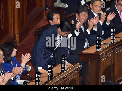 Tokio, Japan. November 2017. Premierminister Shinzo Abe verbeugt sich, nachdem er am Mittwoch, den 1. November, in einer Sondertagung in Tokio als japanischer Führer wiedergewählt wurde. Nach einem Erdrutschsieg bei den parlamentswahlen vom 22. Oktober stimmten beide Kammern dafür, Abe, den 63-jährigen Falken-Präsidenten der regierenden Liberaldemokratischen Partei, für eine dritte Amtszeit seit Dezember 2012 als japanischen Premierminister zu behalten. Quelle: Natsuki Sakai/AFLO/Alamy Live News Stockfoto