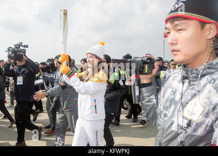 Incheon, Südkorea. November 2017. Suzy (Miss A), 1. November 2017: Die südkoreanische Schauspielerin und Sängerin der Mädchengruppe Miss A, Suzy (C), die Fackelträger ist, besucht das Olympic Fackel Relay auf der Incheon Bridge in Incheon, westlich von Seoul, Südkorea. Die olympische Flamme kam am Mittwoch in Incheon, Südkorea an und wird während einer 100-tägigen Tour bis zur Eröffnungszeremonie der Olympischen Winterspiele 2018 in PyeongChang, die 17 Tage lang vom 9. Bis 25. Februar 2018 stattfinden werden, durch das Land geführt. Quelle: Lee Jae-won/AFLO/Alamy Live News Stockfoto