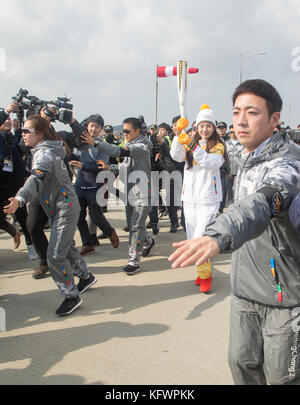 Incheon, Südkorea. November 2017. Suzy (Miss A), 1. November 2017: Südkoreanische Schauspielerin und Sängerin der Mädchengruppe Miss A, Suzy (2nd R), die Fackelträger ist, besucht das Olympic Fackel Relay auf der Incheon Bridge in Incheon, westlich von Seoul, Südkorea. Die olympische Flamme kam am Mittwoch in Incheon, Südkorea an und wird während einer 100-tägigen Tour bis zur Eröffnungszeremonie der Olympischen Winterspiele 2018 in PyeongChang, die 17 Tage lang vom 9. Bis 25. Februar 2018 stattfinden werden, durch das Land geführt. Quelle: Lee Jae-won/AFLO/Alamy Live News Stockfoto