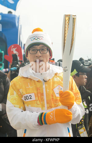 Incheon, Südkorea. November 2017. Yoo Jae-Suk, 1. November 2017: Der südkoreanische Fernsehmoderator und Komiker Yoo Jae-suk, der Fackelträger ist, besucht das Olympic Fackel Relay auf der Incheon Bridge in Incheon, westlich von Seoul, Südkorea. Die olympische Flamme kam am Mittwoch in Incheon, Südkorea an und wird während einer 100-tägigen Tour bis zur Eröffnungszeremonie der Olympischen Winterspiele 2018 in PyeongChang, die 17 Tage lang vom 9. Bis 25. Februar 2018 stattfinden werden, durch das Land geführt. Quelle: Lee Jae-won/AFLO/Alamy Live News Stockfoto