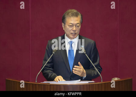 Seoul, Südkorea. 31. Oktober 2017. Moon Jae-in, Südkoreas Präsident, hält seine zweite Ansprache zur Lage der Nation vor der Nationalversammlung in Seoul, Südkorea, am Mittwoch, den 1. November 2017. Kredit: Seongjoon Cho via Pool/ZUMA Wire/Alamy Live News Stockfoto