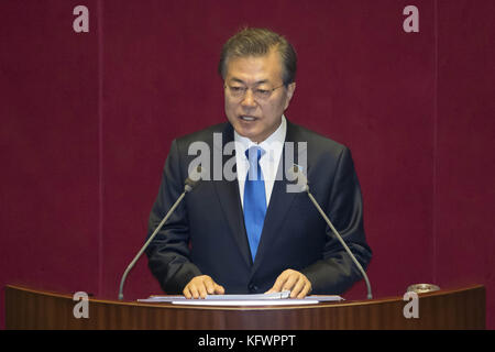 Seoul, Südkorea. 31 Okt, 2017. moon Jae-in, South Korea Präsident, liefert seinen zweiten Zustand der Nation in der Nationalversammlung in Seoul, Südkorea, am Mittwoch, 24.11. 1, 2017. Credit: seongjoon Cho über Pool/zuma Draht/alamy leben Nachrichten Stockfoto