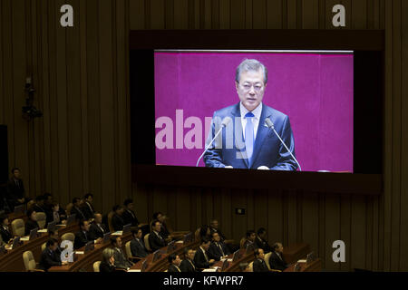 Seoul, Südkorea. 31. Oktober 2017. Moon Jae-in, Südkoreas Präsident, hält seine zweite Ansprache zur Lage der Nation vor der Nationalversammlung in Seoul, Südkorea, am Mittwoch, den 1. November 2017. Kredit: Seongjoon Cho via Pool/ZUMA Wire/Alamy Live News Stockfoto