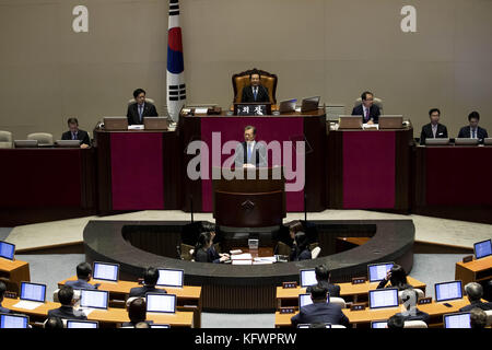 Seoul, Südkorea. 31 Okt, 2017. moon Jae-in, South Korea Präsident, liefert seinen zweiten Zustand der Nation in der Nationalversammlung in Seoul, Südkorea, am Mittwoch, 24.11. 1, 2017. Credit: seongjoon Cho über Pool/zuma Draht/alamy leben Nachrichten Stockfoto