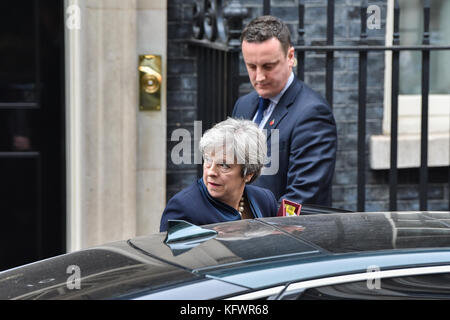 London, Vereinigtes Königreich. 01 Nov, 2017. Der britische Premierminister Theresa May Blätter 10 Downing Street für das House of Commons gebunden Prime Minister Fragen zu besuchen. Credit: Peter Manning/Alamy leben Nachrichten Stockfoto