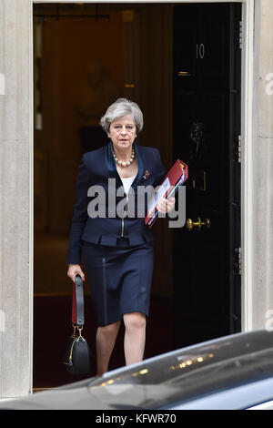 London, Vereinigtes Königreich. 01 Nov, 2017. Der britische Premierminister Theresa May Blätter 10 Downing Street für das House of Commons gebunden Prime Minister Fragen zu besuchen. Credit: Peter Manning/Alamy leben Nachrichten Stockfoto