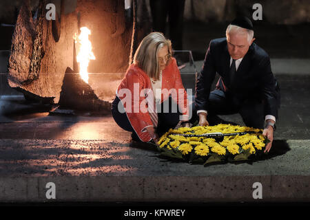 Jerusalem, Israel. 1. november 2017. Premierminister von Australien, Malcolm Turnbull, und Ehepartner lucy Turnbull, der ewigen Flamme entfachen und legen einen Kranz, wie sie in einer Trauerfeier in der Halle der Erinnerung in Yad Vashem Holocaust Museum teilnehmen. Die pm das Museum besichtigt, in einer Gedenkfeier teilgenommen, besuchte Gedenkstätte für die Kinder und das Museum Gästebuch unterzeichnet. turnbull ist in Israel anlässlich des 100. Todestages Gedenkfeiern für Anzac Truppen der australischen 4. und 12 Regimentern der 4. Light Horse Brigade, die an der Befreiung von Beerscheba fand am 31 octob Stockfoto