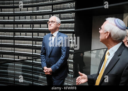 Jerusalem, Israel. 1. november 2017. Premierminister von Australien, Malcolm Turnbull (l), blickt auf erweiterten Seiten des Zeugnisses in der Halle der Namen in Yad Vashem Holocaust Museum, wo die Seiten des Zeugnisses von mehr als 4.000.000 jüdischen Opfer des Holocaust ewig erhalten bleiben. Begleitet von seinem Ehepartner lucy Turnbull, der Pm die Yad Vashem Holocaust Museum bereiste, in einer Gedenkfeier teilgenommen, besuchte Gedenkstätte für die Kinder und das Museum Gästebuch unterzeichnet. turnbull ist in Israel anlässlich des 100. Todestages Gedenkfeiern für Anzac Truppen der australischen 4. und 12 Regimenter der Stockfoto