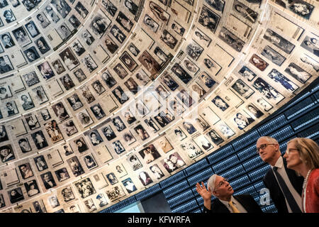 Jerusalem, Israel. 1. november 2017. Premierminister von Australien, Malcolm Turnbull (c), blickt auf erweiterten Seiten des Zeugnisses in der Halle der Namen in Yad Vashem Holocaust Museum, wo die Seiten des Zeugnisses von mehr als 4.000.000 jüdischen Opfer des Holocaust ewig erhalten bleiben. Begleitet von seinem Ehepartner lucy Turnbull, der Pm die Yad Vashem Holocaust Museum bereiste, in einer Gedenkfeier teilgenommen, besuchte Gedenkstätte für die Kinder und das Museum Gästebuch unterzeichnet. turnbull ist in Israel anlässlich des 100. Todestages Gedenkfeiern für Anzac Truppen der australischen 4. und 12 Regimenter der Stockfoto