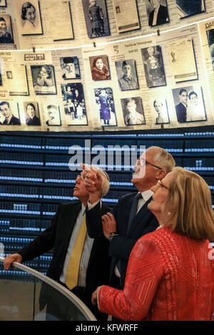 Jerusalem, Israel. 1. november 2017. Premierminister von Australien, Malcolm Turnbull (c), blickt auf erweiterten Seiten des Zeugnisses in der Halle der Namen in Yad Vashem Holocaust Museum, wo die Seiten des Zeugnisses von mehr als 4.000.000 jüdischen Opfer des Holocaust ewig erhalten bleiben. Begleitet von seinem Ehepartner lucy Turnbull, der Pm die Yad Vashem Holocaust Museum bereiste, in einer Gedenkfeier teilgenommen, besuchte Gedenkstätte für die Kinder und das Museum Gästebuch unterzeichnet. turnbull ist in Israel anlässlich des 100. Todestages Gedenkfeiern für Anzac Truppen der australischen 4. und 12 Regimenter der Stockfoto