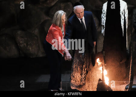 Jerusalem, Israel. 1. november 2017. Premierminister von Australien, Malcolm Turnbull, und Ehepartner lucy Turnbull, der ewigen Flamme entfachen und legen einen Kranz, wie sie in einer Trauerfeier in der Halle der Erinnerung in Yad Vashem Holocaust Museum teilnehmen. Die pm das Museum besichtigt, in einer Gedenkfeier teilgenommen, besuchte Gedenkstätte für die Kinder und das Museum Gästebuch unterzeichnet. turnbull ist in Israel anlässlich des 100. Todestages Gedenkfeiern für Anzac Truppen der australischen 4. und 12 Regimentern der 4. Light Horse Brigade, die an der Befreiung von Beerscheba fand am 31 octob Stockfoto