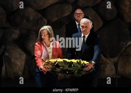 Jerusalem, Israel. 1. november 2017. Premierminister von Australien, Malcolm Turnbull, und Ehepartner lucy Turnbull, der ewigen Flamme entfachen und legen einen Kranz, wie sie in einer Trauerfeier in der Halle der Erinnerung in Yad Vashem Holocaust Museum teilnehmen. Die pm das Museum besichtigt, in einer Gedenkfeier teilgenommen, besuchte Gedenkstätte für die Kinder und das Museum Gästebuch unterzeichnet. turnbull ist in Israel anlässlich des 100. Todestages Gedenkfeiern für Anzac Truppen der australischen 4. und 12 Regimentern der 4. Light Horse Brigade, die an der Befreiung von Beerscheba fand am 31 octob Stockfoto