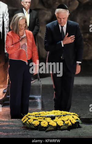 Jerusalem, Israel. 1. november 2017. Premierminister von Australien, Malcolm Turnbull, und Ehepartner lucy Turnbull, der ewigen Flamme entfachen und legen einen Kranz, wie sie in einer Trauerfeier in der Halle der Erinnerung in Yad Vashem Holocaust Museum teilnehmen. Die pm das Museum besichtigt, in einer Gedenkfeier teilgenommen, besuchte Gedenkstätte für die Kinder und das Museum Gästebuch unterzeichnet. turnbull ist in Israel anlässlich des 100. Todestages Gedenkfeiern für Anzac Truppen der australischen 4. und 12 Regimentern der 4. Light Horse Brigade, die an der Befreiung von Beerscheba fand am 31 octob Stockfoto