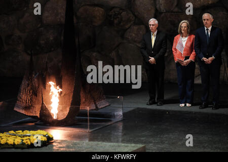 Jerusalem, Israel. 1. november 2017. Premierminister von Australien, Malcolm Turnbull, und Ehepartner lucy Turnbull, der ewigen Flamme entfachen und legen einen Kranz, wie sie in einer Trauerfeier in der Halle der Erinnerung in Yad Vashem Holocaust Museum teilnehmen. Die pm das Museum besichtigt, in einer Gedenkfeier teilgenommen, besuchte Gedenkstätte für die Kinder und das Museum Gästebuch unterzeichnet. turnbull ist in Israel anlässlich des 100. Todestages Gedenkfeiern für Anzac Truppen der australischen 4. und 12 Regimentern der 4. Light Horse Brigade, die an der Befreiung von Beerscheba fand am 31 octob Stockfoto