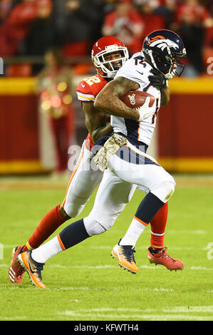 Oktober 30, 2017: Kansas City Chiefs cornerback Marcus Peters (22) hält an zu Denver Broncos wide receiver Cody Latimer (14) für ein während der NFL Football Spiel zwischen die Denver Broncos und die Kansas City Chiefs in Arrowhead Stadium in Kansas City, Missouri. Kendall Shaw/CSM Stockfoto