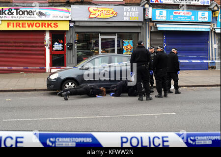 Birmingham, Großbritannien. 1 Nov, 2017. Offiziere aus West Midlands Polizei gerichtliche Mannschaft, Suche unter einem Auto außerhalb der Szene zu einem Zwischenfall unter Beteiligung Geschützfeuer geparkt, in der Nähe der Gewürze Takeaway Restaurant auf dem Soho-Straße in handsworth. West Midlands Ambulance Service wurden am Vorabend um 10.50 Uhr genannt, als Reaktion auf eine gemeldete Angriff außerhalb der Takeaway. Teil von Soho Straße für über 12 Stunden, während die Polizei geschlossen wurde eine ernste der Suchvorgänge außerhalb des Restaurants. Credit: Kevin Hayes/alamy leben Nachrichten Stockfoto