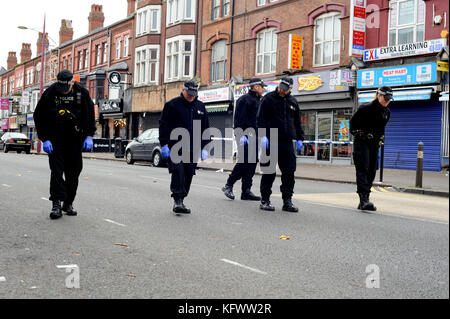 Birmingham, Großbritannien. 1 Nov, 2017. Offiziere aus West Midlands Polizei gerichtliche Mannschaft, suchen Sie auf der Straße außerhalb der Szene zu einem Zwischenfall unter Beteiligung Schüsse, in der Nähe der Gewürze Takeaway Restaurant auf dem Soho-Straße in handsworth. West Midlands Ambulance Service wurden am Vorabend um 10.50 Uhr genannt, als Reaktion auf eine gemeldete Angriff außerhalb der Takeaway. Teil von Soho Straße für über 12 Stunden, während die Polizei geschlossen wurde eine ernste der Suchvorgänge außerhalb des Restaurants. Credit: Kevin Hayes/alamy leben Nachrichten Stockfoto