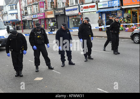 Birmingham, Großbritannien. 1 Nov, 2017. Offiziere aus West Midlands Polizei gerichtliche Mannschaft, suchen Sie auf der Straße außerhalb der Szene zu einem Zwischenfall unter Beteiligung Schüsse, in der Nähe der Gewürze Takeaway Restaurant auf dem Soho-Straße in handsworth. West Midlands Ambulance Service wurden am Vorabend um 10.50 Uhr genannt, als Reaktion auf eine gemeldete Angriff außerhalb der Takeaway. Teil von Soho Straße für über 12 Stunden, während die Polizei geschlossen wurde eine ernste der Suchvorgänge außerhalb des Restaurants. Credit: Kevin Hayes/alamy leben Nachrichten Stockfoto