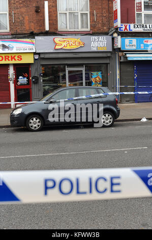 Birmingham, Großbritannien. 1. November 2017. Die Szene eines Vorfall mit Maschinengewehr, außerhalb der Gewürze Takeaway Restaurant auf dem Soho-Straße in handsworth. West Midlands Ambulance Service wurden am Vorabend um 10.50 Uhr genannt, als Reaktion auf eine gemeldete Angriff außerhalb der Takeaway. Teil von Soho Straße für über 12 Stunden, während die Polizei geschlossen wurde eine ernste der Suchvorgänge außerhalb des Restaurants. Credit: Kevin Hayes/alamy leben Nachrichten Stockfoto