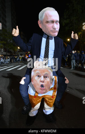 Teilnehmer, die am 31. Oktober 2017 verschiedene Kostüme tragen, marschieren während der Halloween Parade in Lower Manhattan in New York, Vereinigte Staaten. Kredit: Erik Pendzich Stockfoto