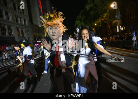 Teilnehmer, die am 31. Oktober 2017 verschiedene Kostüme tragen, marschieren während der Halloween Parade in Lower Manhattan in New York, Vereinigte Staaten. Kredit: Erik Pendzich Stockfoto