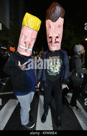 Teilnehmer, die am 31. Oktober 2017 verschiedene Kostüme tragen, marschieren während der Halloween Parade in Lower Manhattan in New York, Vereinigte Staaten. Kredit: Erik Pendzich Stockfoto