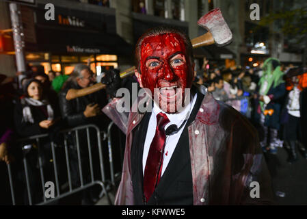 Teilnehmer, die am 31. Oktober 2017 verschiedene Kostüme tragen, marschieren während der Halloween Parade in Lower Manhattan in New York, Vereinigte Staaten. Kredit: Erik Pendzich Stockfoto