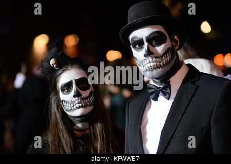 Teilnehmer, die am 31. Oktober 2017 verschiedene Kostüme tragen, marschieren während der Halloween Parade in Lower Manhattan in New York, Vereinigte Staaten. Kredit: Erik Pendzich Stockfoto