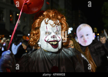 Teilnehmer, die am 31. Oktober 2017 verschiedene Kostüme tragen, marschieren während der Halloween Parade in Lower Manhattan in New York, Vereinigte Staaten. Kredit: Erik Pendzich Stockfoto