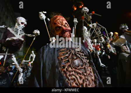 Teilnehmer, die am 31. Oktober 2017 verschiedene Kostüme tragen, marschieren während der Halloween Parade in Lower Manhattan in New York, Vereinigte Staaten. Kredit: Erik Pendzich Stockfoto