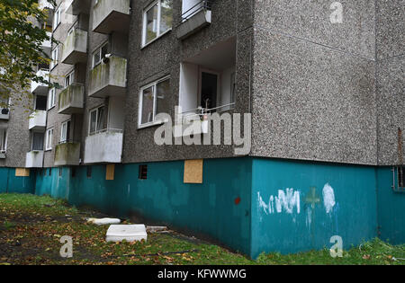 Delmenhorst, Deutschland. November 2017. Matratzen liegen vor einem Wohnhaus im Wohngebiet Wollepark in Delmenhorst, Deutschland, 01. November 2017. Dieser Wohnblock und zwei weitere Blöcke dürfen nicht bewohnt werden und sind somit verschlossen. Früher waren die Gebäude, die jeweils aus 80 Wohnungen bestanden, von der Stadt wegen Mängeln für unbewohnbar erklärt worden. Quelle: Carmen Jaspersen/dpa/Alamy Live News Stockfoto