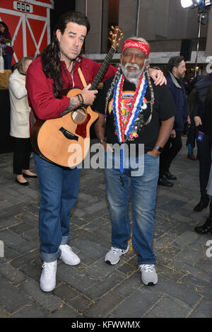 Carson Daly als Billy Ray Cyrus und Al Roker als Willie Nelson treten während der heutigen Halloween Extravaganza 2017 auf dem Rockefeller Plaza am 31. Oktober 2017 in New York City auf. Kredit: Erik Pendzich Stockfoto