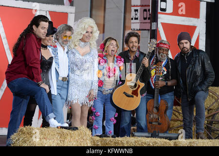 Carson Daly als Billy Ray Cyrus, Megan Kelly als Shania Twain, Savannah Guthrie als Kenny Rogers und Matt Lauer als Dolly Parton, Kathie Lee Gifford als Miley Cyrus, Hoda Kotb als Blake Shelton, Al Roker als Willie Nelson und Billy Ray Cyrus treten während der heutigen Halloween Extravaganza 2017 auf dem Rockefeller Plaza am 31. Oktober 2017 in New York City auf. Kredit: Erik Pendzich Stockfoto