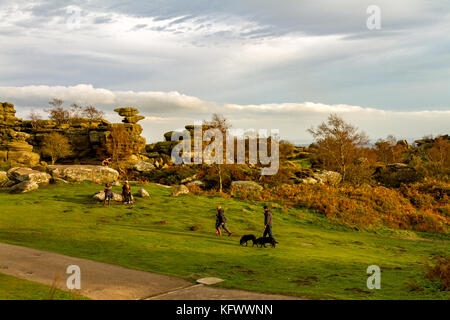 Brimham Rocks, Summerbridge, Harrogate, North Yorkshire, England. Kurz die Sonne durch die Wolken bringt Menschen aus der Landschaft an Brimham Rocks zu genießen. Am 1. November 2017. Stockfoto