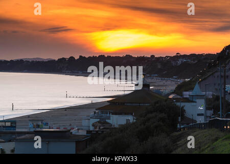 Bournemouth, Dorset, Großbritannien. Am 1. November 2017. UK Wetter. Die Sonne hinter einer Bank der hohe Wolke aus Bournemouth Seafront nach Westen entlang den Strand gesehen. Photo Credit: Graham Jagd-/Alamy leben Nachrichten Stockfoto