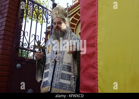 Arnea, Chalkidiki, Griechenland. 1 Nov, 2017. Othodox Bischof während Litanei für die Speicher der orthodoxen Heiligen'''' (anargiroi Kosmas und damianos). Litanei für die Gedenkstätte von zwei orthodoxen Heiligen, die mit dem Namen Kosmas und damianos und am gleichen Tag den Jahrestag der Unabhängigkeit der Stadt feiern von turkies Um 1912 Credit: giorgos Zachos/Sopa/zuma Draht/alamy leben Nachrichten Stockfoto