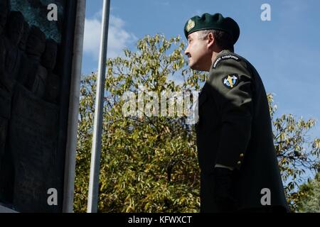 Arnea, Chalkidiki, Griechenland. November 2017. Kranz bei der Feier des Jubiläums der Unabhängigkeit Arneas Stadt von Turkien um 1912 Uhr. Griechenland. Litanei für die Gedenkfeier zweier orthodoxer Heiligen, die Kosmas und Damianos nannten und am selben Tag den Jahrestag der Unabhängigkeit der Stadt von Turkien mit 1912 Credit: Giorgos Zachos/SOPA/ZUMA Wire/Alamy Live News feiern Stockfoto